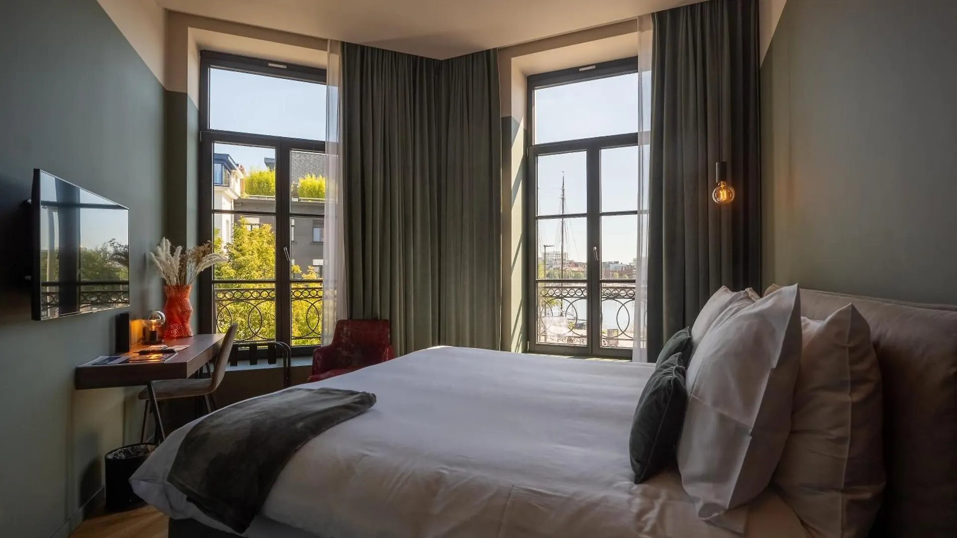 U Eat & Sleep Antwerp Hotel