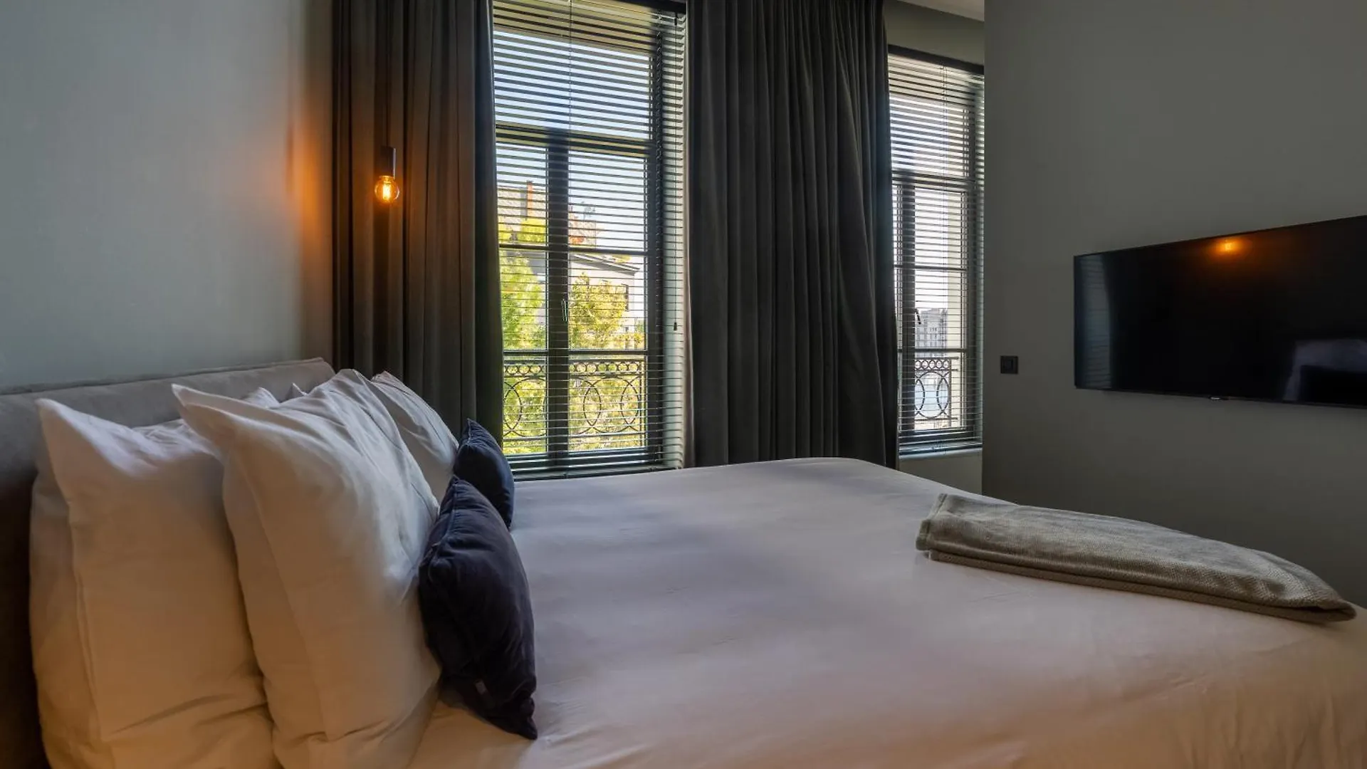 U Eat & Sleep Antwerp Hotel 4*,